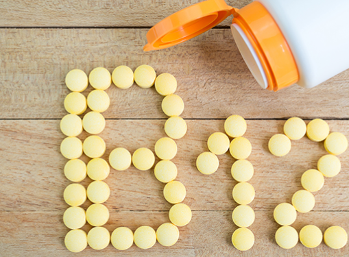 Vitamin B6 vs. B12 symptoms of vitamin deficiency.png